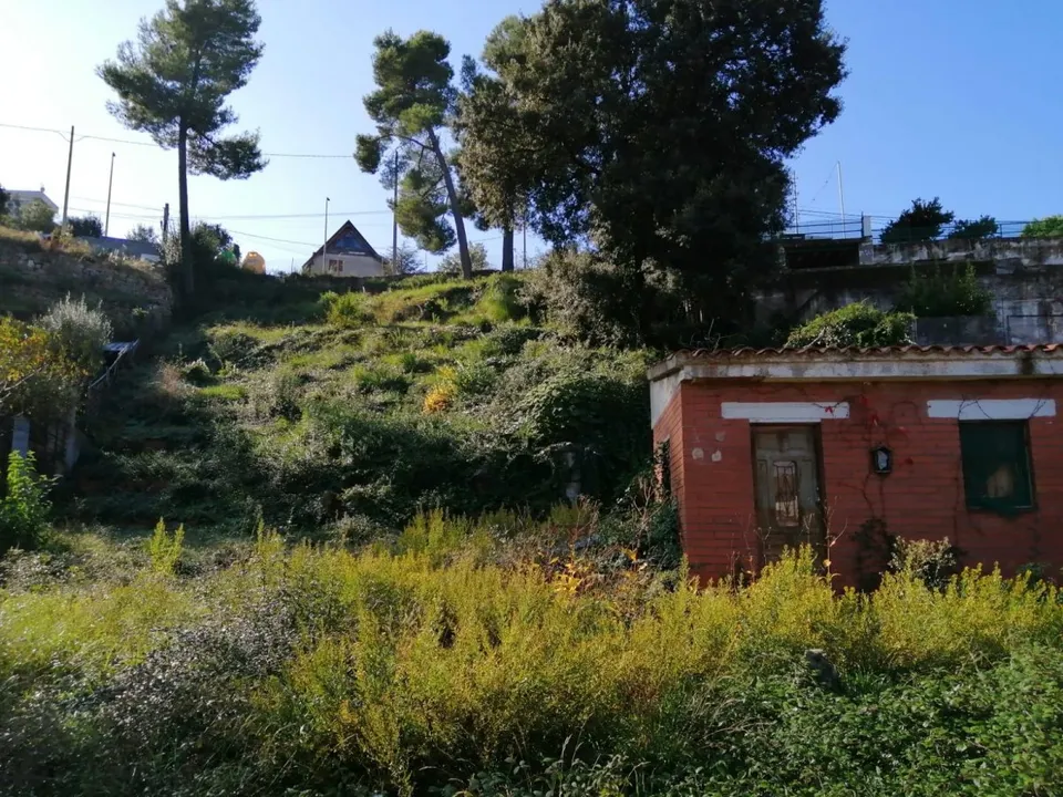 Terreno a la venta de 980 m2 en Vallirana, acceso a dos calles con refugio