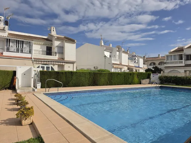 BUNGALOW PLANTA ALTA EN URBANIZACION CERRADA CON PISCINA COMUNITARIA — 28