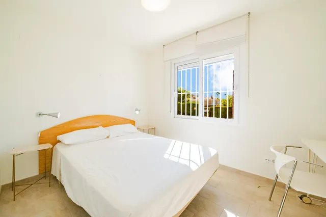 Villa independiente con piscina y 893 m2 de parcela en Benicàssim: espacio, diseño y privacidad — 28