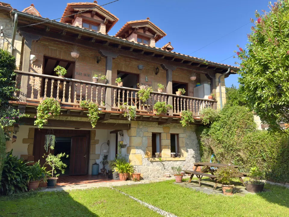 CASA CON JARDIN EN LIANDRES