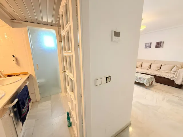 Apartamento con una gran terraza esquinera en  la urbanización Arpón II, en el kilómetro 4 de La Manga del Mar Menor. — 24