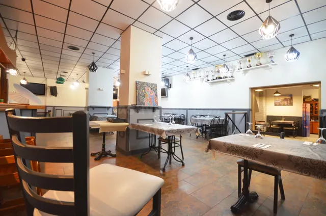 Negocio de restaurante-bar en funcionamiento en local esquinero de 402 m2 — 5