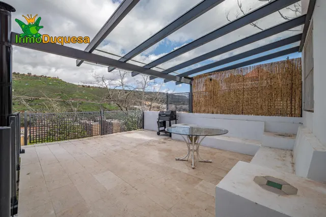 Casa pareada en "Urb. El Serrallo" con 5 dorm.