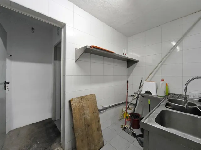 Local comercial con salida de humos en calle Nau, a escasos metros de la Catedral de Tarragona. — 11
