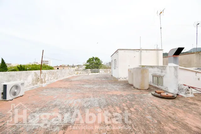 ¡FAVARA CENTRO! GRAN EDIFICIO DE DOS ALTURAS CON LOCAL COMER - foto 2