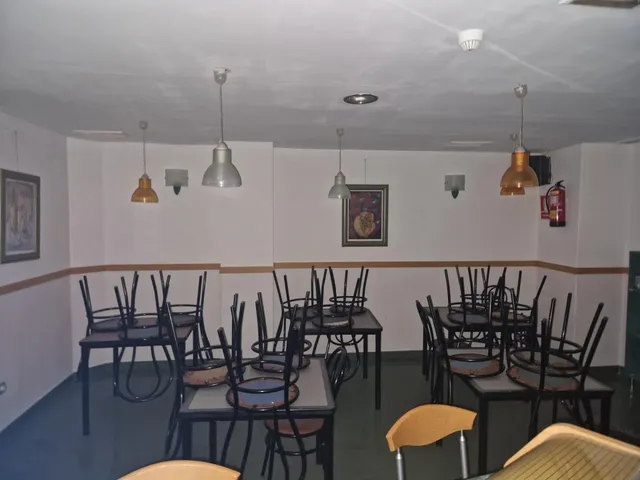 Local comercial en buen estado – Ideal para bar o cafetería — 2