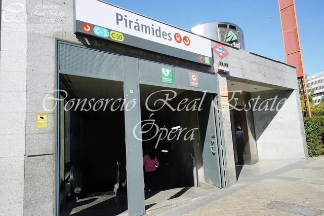 BAR CAFETERIA FRENTE A METRO Y RENFE PIRAMIDES — 11