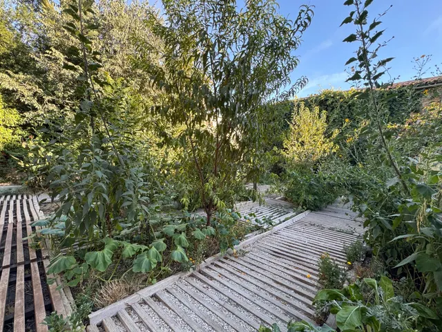 Nave en zona urbana con 264 m2 y con jardín de 114 m2 orientado al sur, garaje y gran potencial como estudio profesional. — 44