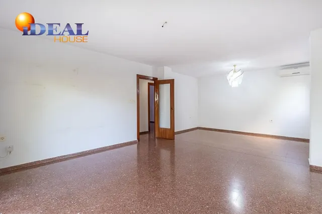 Piso con plaza de garaje cerrada junto a La Inmaculada, frente al río Genil. — 6