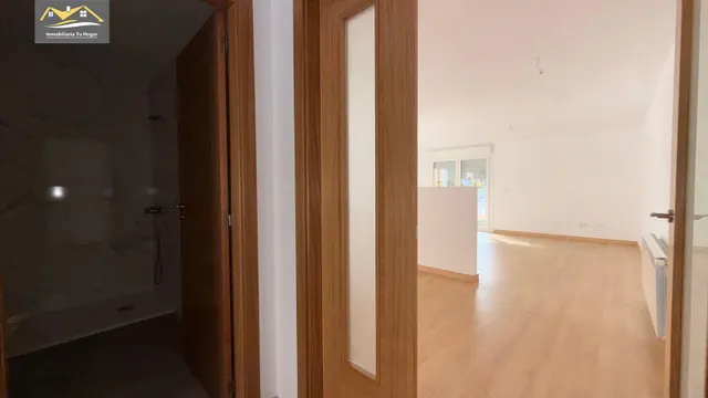 Chalé adosado, con terraza 30m , jardín 70m , garaje para 2 coches. 5 habitaciones. 3 baños. Cocina salón comedor de 35 m2. Magnificas vistas. Muy soleados — 21