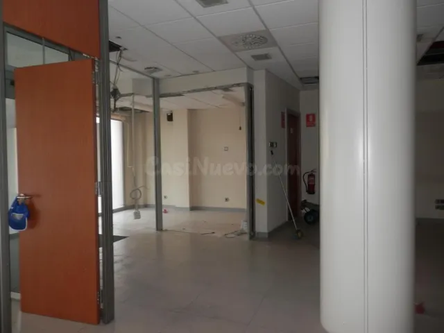 SE VENDEN LOCALES COMERCIALES EN TERRASSA, ZONA LES ARENES - foto 3