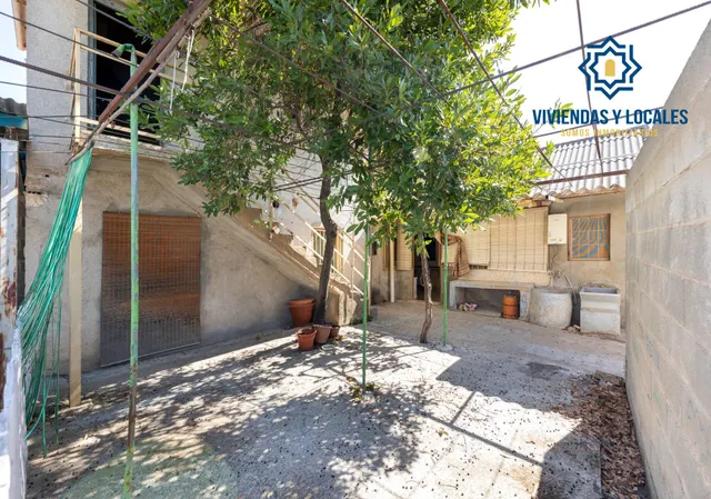 ¡CASA EN UNA SOLA PLANTA, CREA TU VIVIENDA IDEAL EN ALBOLOTE! Casa en una sola planta con patio, garaje y un gran potencial. — 24