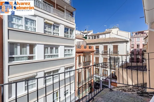 Edificio junto a Plaza Bib-rambla. — 25