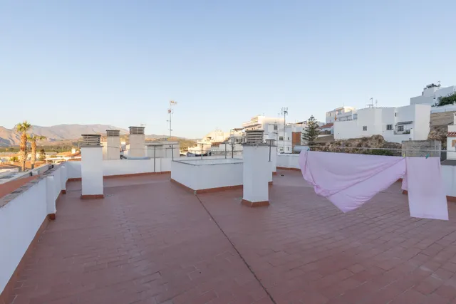 ÁTICO DE 140 M2 CON TERRAZA PRIVADA, GARAJE Y VISTAS DESPEJADAS EN SALOBREÑA — 45