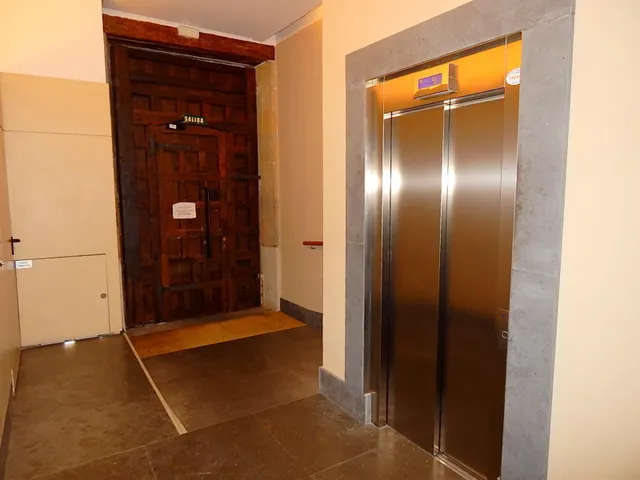 ETXEA vende piso en la Plaza de Castillo, 3 dormitorios, 2 baños, ascensor, 2ª altura — 33