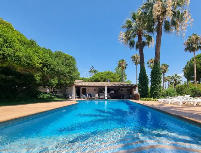 Chalet con patio, piscina, jardin, tenis, porche ,bodega  y garage — 2