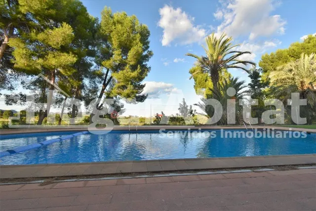 PRECIOSO ADOSADO EN URBANIZACIÓN CON PISCINA, GARAJE Y TERRAZA — 4