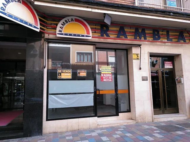 LOCAL COMERCIAL MUY CENTRICO EN ESQUINA