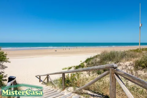EXCLUSIVA !!CASA ADOSADA EN ESQUINA CON PATIO PRIVADO, PISCINA Y APARCAMIENTO PROPIO EN COSTA BALLENA, ROTA