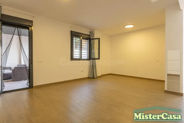 EXCLUSIVA!! Piso 3 dormitorios , 2 baños ,garaje y trastero . Gran patio  y piscina comunitaria . ROTA — 5