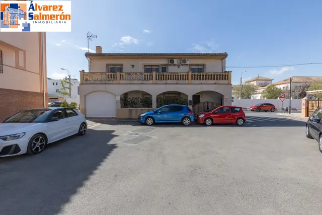 Casa en Armilla con terraza, patio y amplia cochera — 38