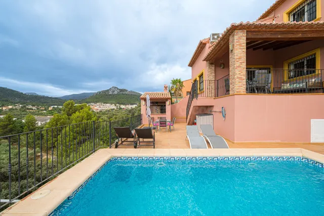 Villa de 5 dormitorios en venta en Orba, Costa Blanca.