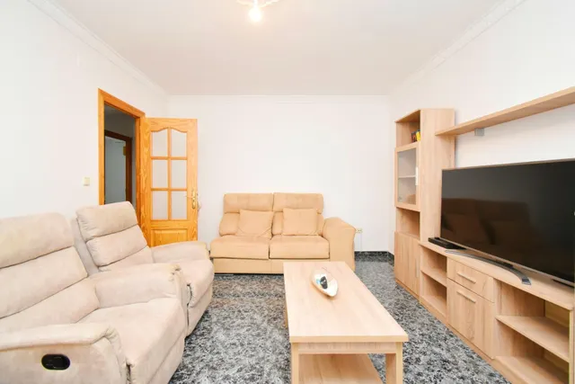VIVIENDA DE PLANTA BAJA CON SOLARIUM Y COCHERA — 2