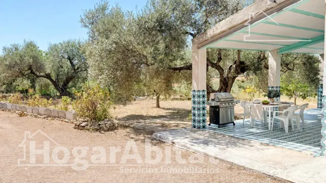 Chalet rústico con piscina, garaje y terraza — 12