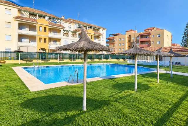 Ático de 3 dormitorios con terraza y vistas al mar, a escaso - foto 2