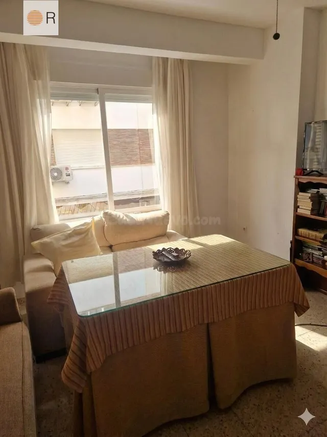 Amplio Piso 5 dormitorios, 2 baños, terraza, trastero, patio - foto 3