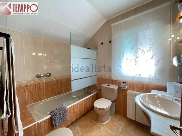 Chalet independiente con piscina privada, 5 dormitorios y placas solares en parcela de 450 m2 — 24