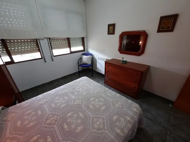 Casa esquinera, de 3 dormitorios, terraza, azotea. Dispone de 2 locales comenrciales. MUY CÉNTRICA — 22