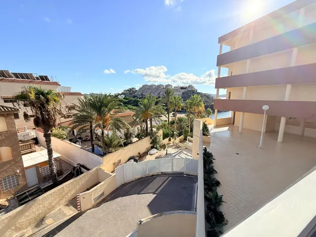 Apartamento con una gran terraza esquinera en  la urbanización Arpón II, en el kilómetro 4 de La Manga del Mar Menor. — 10
