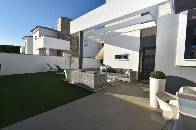 PAREADO DE RECIENTE CONSTRUCCIÓN CON PISCINA PRIVADA EN MOLI - foto 3