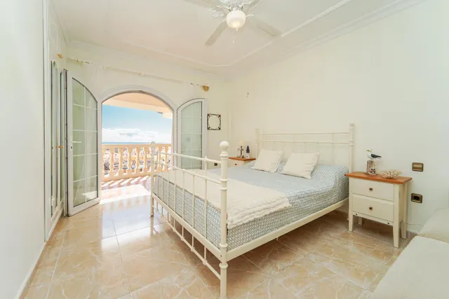 Elegante villa de 4 dormitorios en Arguineguín | Vistas panorámicas al mar, gran parcela y un potencial excepcional! — 27