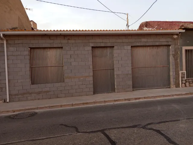 Casa para reformar con amplio jardín en Benijófar