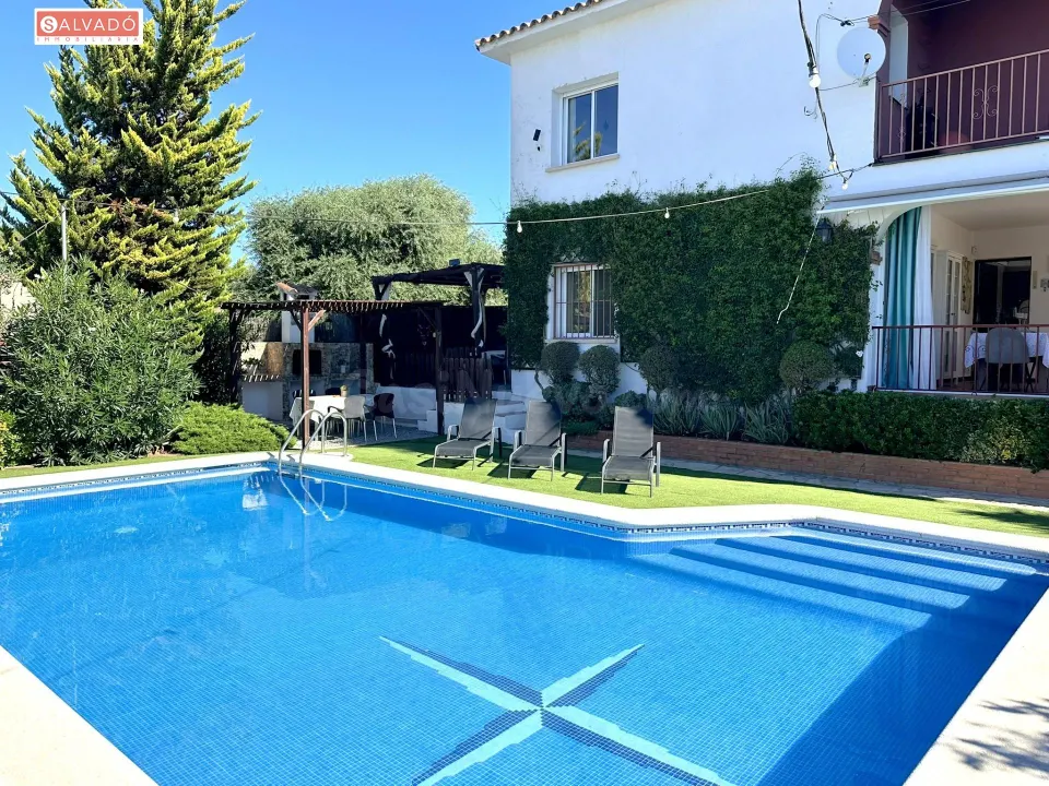 Amplia casa con piscina, chimenea y zona chill out en Cunit !!!