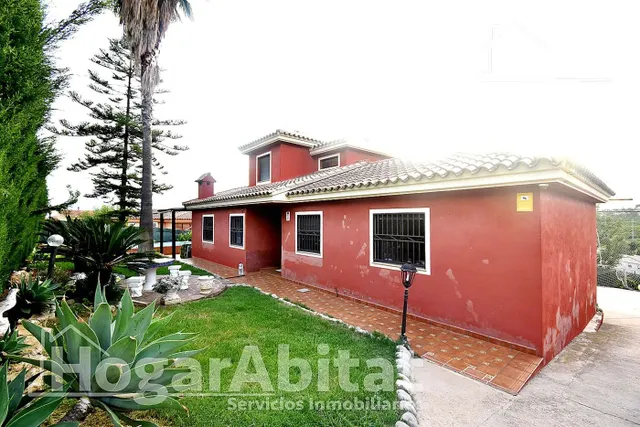 VILLA SEMINUEVA CON PISCINA, TERRAZA Y GRAN JARDÍN — 50
