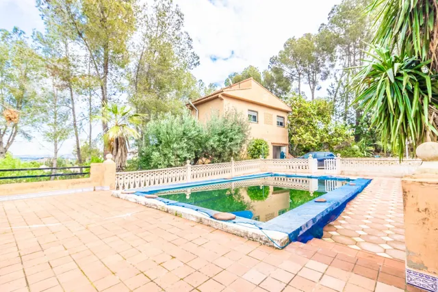 Magnífico chalet esquinero con piscina y vistas panorámicas  - foto 2