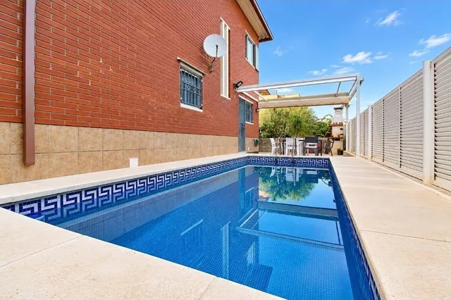 Casa INDEPENDIENTE con PISCINA PRIVADA en CALAFELL