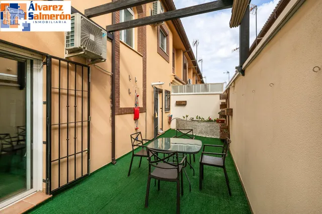 ¡Tu nuevo hogar te espera en Churriana de la Vega! Casa adosada con patio, garaje y futura parada de metro a pocos pasos. — 29