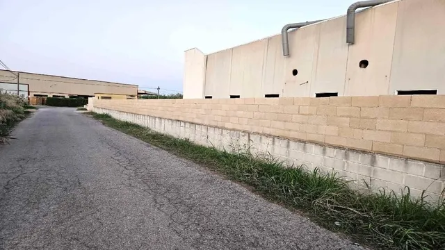 Se vende suelo industrial con nave - foto 4