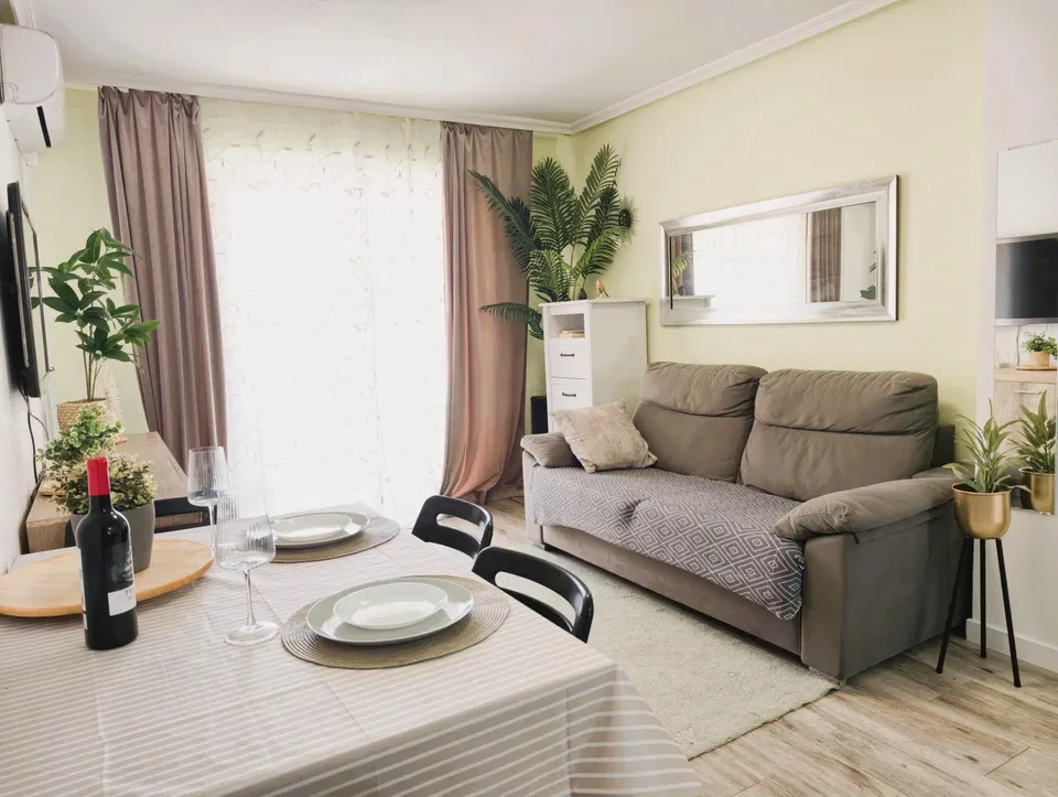 Apartamento reformado con piscina comunitaria, Alicante, Torrevieja. 3 habitaciones | 60 m2 | A 300 metros del mar