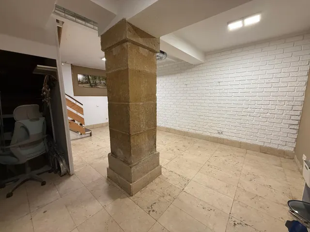 SE VENDE LOCAL CON INQUILINOS EN EL CENTRO — 19