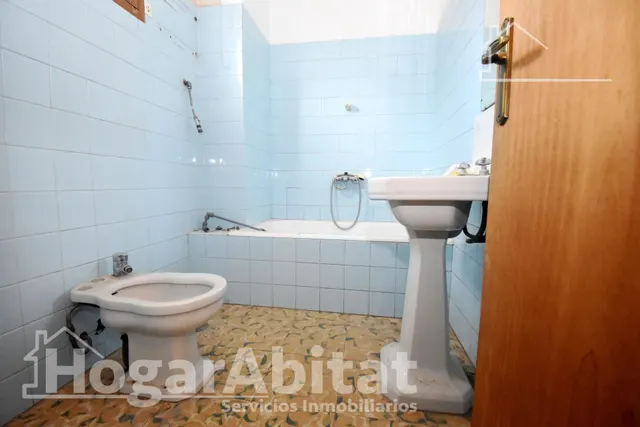 ¡Hazla a tu gusto! Gran casa para reformar con terraza y balcón, cerca del ayuntamiento — 44