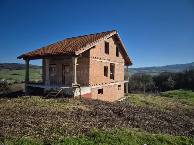 EN VENTA CASA EN CONSTRUCCIÓN EN EL VALLE DE MENA