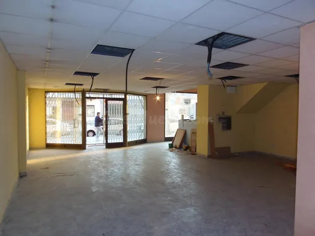 Se alquila local comercial con mucha fachada, muy cerca de E - foto 4