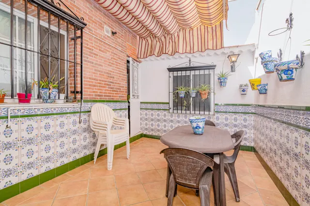 Amplia casa familiar junto a la Estación de Autobuses: 4 dormitorios, 3 baños y garaje doble — 20