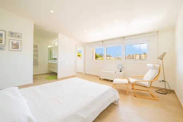Villa independiente con piscina y 893 m2 de parcela en Benicàssim: espacio, diseño y privacidad — 43