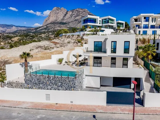 Moderna villa independiente con piscina privada y garaje — 49